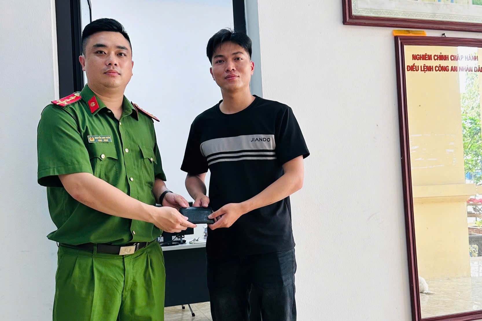 Công an phường Hải Dương xác minh, trao trả tài sản cho người dân đánh rơi